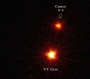 In deze röntgenopname zien we Castor A en B, twee hoofdreekssterren van spectraalklasse A die om elkaar heen draaien. Om beide sterren draait een onzichtbare dwergster. daaronder YY Gem die ook bestaat uit twee dwergsterren die om elkaar heen draaien. (Opname: ESA)XMM-Newton)