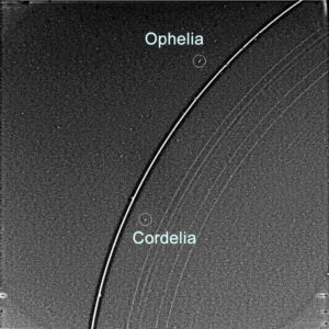 De herdersmaantjes Cordelia en Ophelia aan weerszijden van de "epsilon"-ring van Uranus