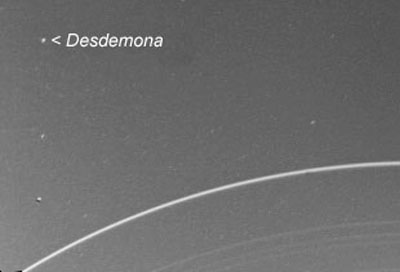 De Uranusmaan Desdemona op de ontdekkingsfoto ui 1986. De foto is gemaakt door de Voyager-2.