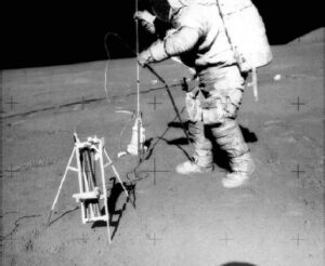 Astronauten hebben verschillende waarneeminstrumenten op de Maan geplaatst
