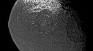 Japetus - maan van Saturnus