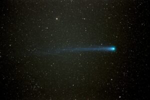 komeet Hyakutake gefotografeerd met een 35 mm lens. In beeld ook nog het spoor van een meteoor.