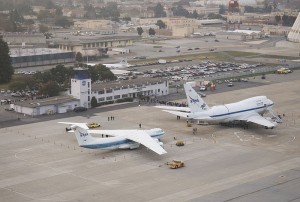 Links op de foto het Kuiper Airborne Observatory (Lockheed C141A Starlifter), rechts de opvolger SOPHIA dat gebruik maakt van een grotere telescoop en groter vliegtuig (Boeing 747)
