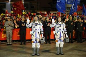 De bemanning van de Shenzhou 11