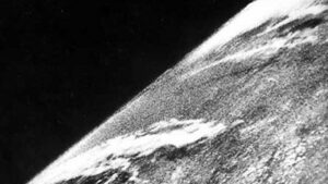 eerste foto van de aarde uit de ruimte