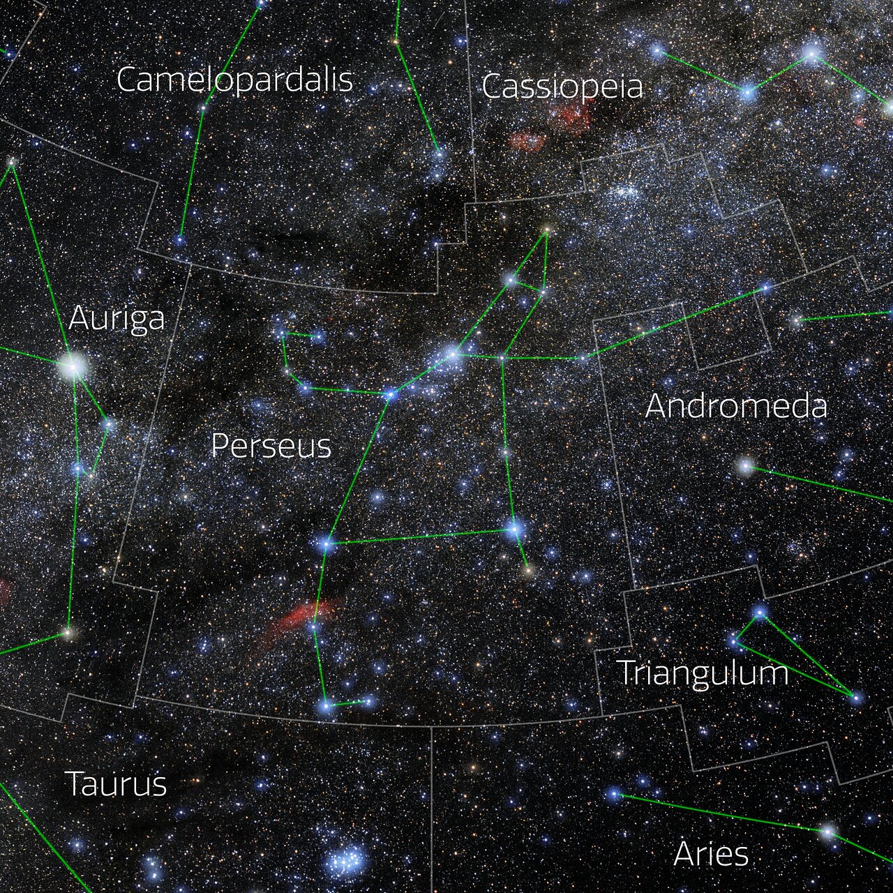 Foto van het sterrenbeeld Perseus met annotaties van de IAU en Sky & Telescope.