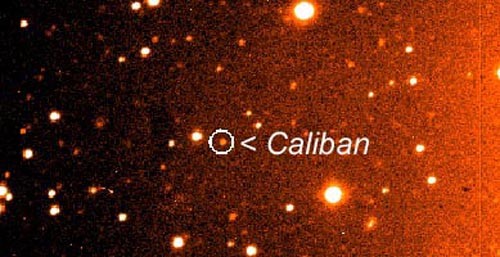 De ontdekkingsfoto uit 1997 van de Uranusmaan Caliban, de opname is gemaakt vanaf Mount Palomar.