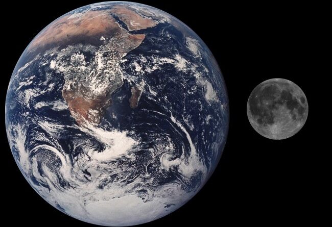 De Maan De Maan is het enige hemellichaam dat we ‘s nachts heel gemakkelijk kunnen waarnemen. Dat wil zeggen als de Maan er is. De Maan is ‘s nachts prominent aanwezig tot ze soms enige nachten niet zichtbaar is. Het ritme van de maanfases begeleidt de mensheid al vele millennia. Zo zijn de kalendermaanden ongeveer gelijk aan de tijd die nodig is om van de ene naar de andere Volle Maan te komen. De fases van de Maan en de baan van de Maan leidden in het verleden tot veel vragen. Zo zien we bijvoorbeeld altijd dezelfde zijde van de Maan. Dit komt omdat de Maan in zowel 27,3 dagen om zijn as draait als om de Aarde. We zien of de Volle Maan, Halve Maan of geen maan (Nieuwe Maan) doordat de Maan het zonlicht reflecteert. Hoeveel we van de Maan zien is afhankelijk van de positie van de Maan ten opzichte van de Aarde en de Zon. Hoewel de Maan een satelliet is van de Aarde is ze met een diameter van 3475 kilometer groter dan Pluto (er zijn nog vier andere manen in ons zonnestelsel die nog groter zijn). De Maan is 27% van de grootte van de Aarde. Deze verhouding van ongeveer 1:4 is veel kleiner dan bij de andere planeten en hun manen. Dit betekent dat de Maan een grote invloed uitoefent op onze planeet en er mogelijk mede voor verantwoordelijk is dat er hier leven is. Hoe is de Maan ontstaan? De leidende theorie over het ontstaan van de Maan is dat ze is gevormd uit een grote inslag op Aarde. Hierbij werd genoeg materiaal de ruimte in geslingerd om de Maan te vormen. Deze inslag zou hebben plaatsgevonden toen de Aarde nog grotendeels gesmolten was. Het object dat op de Aarde insloeg had ongeveer een massa van 10% van de Aarde. De Aarde en de Maan hebben dezelfde samenstelling. Wetenschappers leidden hieruit af dat deze inslag ongeveer 95 miljoen jaar na het ontstaan van de Aarde moet hebben plaatsgevonden. Alhoewel de inslagtheorie de meest gangbare theorie is is er een discussie gaande waarin men stelt dat de Maan ook kan zijn ontstaan doordat twee kleinere manen met elkaar in botsing zijn gekomen om zo één grote maan te vormen. Een derde theorie suggereert dat de Aarde de Maan van Venus heeft “gestolen”. Interne structuur De Maan heeft vermoedelijk een hele kleine kern die slechts 1 tot 2% van de totale massa van de Maan omvat. De kern heeft een doorsnede van ongeveer 680 kilometer en bestaat voornamelijk uit ijzer maar er zouden ook grote hoeveelheden zwavel en andere elementen voor kunnen komen. De rotsachtige mantel is ongeveer 1330 kilometer dik en bestaat uit compact gesteente dat rijk is aan ijzer en magnesium. In het verleden heeft magma zich een weg gezocht door de mantel heen naar het oppervlak van de Maan. Gedurende meer dan een miljard jaar was er vulkanische activiteit op de Maan maar die vulkanische periode ligt inmiddels wel al meer dan drie miljard jaar achter ons. De korst aan het oppervlak heeft een dikte van 70 kilometer. Het buitenste deel van de korst is bekraterd en onder het oppervlak gebroken door de vele inslagen die in het verleden hebben plaatsgevonden. Dieper de korst in op ongeveer 10 kilometer is het materiaal nog allemaal intact. Samenstelling van het oppervlak Net zoals de vier binnenste planeten is de Maan rotsachtig. Het oppervlak is zwaar bekraterd als gevolg van de vele inslagen miljoenen jaren geleden. Omdat er geen weer is op de Maan vindt er geen erosie van de kraters plaats. Het oppervlak van de Maan bestaat, op gewichtsbasis, voor ongeveer 43% uit zuurstof, 20% silicium, 19% magnesium,3% aluminium, 0,42% chroom, 0,18% titanium en 0,12% mangaan. Met ruimtesondes zijn sporen van water gevonden dat mogelijk afkomstig is diep uit de ondergrond. De atmosfeer van de Maan De Maan heeft een hele ijle atmosfeer. Een stoflaag of een voetafdruk zal eeuwenlang intact blijven. Omdat er nauwelijks een atmosfeer is wordt warmte niet vastgehouden hetgeen er voor zorgt dat de temperatuur aan het oppervlak sterk kan variëren. Aan de zonzijde van de Maan kan de dagtemperatuur oplopen tot 134 °C en aan de donkere zijde kan de nachttemperatuur zakken tot -153 °. Baankenmerken Gemiddelde afstand tot de Aarde: 384.400 km Perigeum (kleinste afstand tot de Aarde): 363.300 km Apogeum (grootste afstand tot de Aarde): 405.500 km Relatie baan/Aarde De aantrekkingskracht van de Maan trekt aan de Aarde waardoor er voorspelbare pieken en dalen optreden in het zeeniveau. We noemen dit de getijden. Deze getijden treden ook op in meren, de atmosfeer en binnen de aardse korst maar ze zijn hier wel veel minder prominent meetbaar. Als het water omhoog wordt gestuwd noemen we dit vloed en als het water zakt noemen we dit eb. Als gevolg van de aantrekkingskracht treedt vloed op aan de zijde van de Aarde die zich het dichtste bij de Maan bevindt. Vloed is ook zichtbaar aan de zijde van de Aarde die zich het verste van de Maan bevindt. Dit komt door de traagheid van het water. Tussen deze twee vloedgebieden in is het eb. De aantrekkingskracht van de Maan vertraagt ook de rotatie van de Aarde. Dit noemen we het remmen als gevolg van getijde-energie. Per eeuw neemt de lengte van de dag hierdoor toe met 2,3 milliseconden. De energie die de Aarde verliest wordt opgevangen door de Maan die zich als gevolg hiervan met 2,3 centimeter per jaar van de Aarde verwijderd. De aantrekkingskracht van de Maan heeft mogelijk mede een rol gespeeld bij het bewoonbaar maken van de Aarde doordat de tolling van de draaiings-as van de Aarde wordt afgevlakt hetgeen heeft geleid tot een stabiel klimaat gedurende miljarden jaren waardoor leven zich goed heeft kunnen ontwikkelen. De Maan heeft de vorm van een ei en die vorm is vermoedelijk ontstaan onder invloed van de aantrekkingskracht van de Aarde. Maansverduisteringen Tijdens een verduistering staan de Maan, de Aarde en de Zon op één lijn. Een maansverduistering vindt plaats als de Aarde zich tussen de Zon en de Maan door beweegt en de schaduw van de Aarde de Maan bedekt. Een maansverduistering kan alleen plaatsvinden tijdens Volle Maan. Een zonsverduistering treedt op als de Maan zich tussen de Zon en de Aarde door beweegt en de schaduw van de Maan op de Aarde valt. Een zonsverduistering kan alleen plaatsvinden bij Nieuwe Maan. Seizoenen De Aardas maakt een hoek ten opzichte van de ecliptica. De ecliptica is het denkbeeldige vlak waarin de Aarde om de Zon draait. Dit betekent dat het noordelijk en het zuidelijk halfrond soms naar de Zon toe wijzen of van de Zon afwijzen afhankelijk van de tijd van het jaar. Hierdoor varieert de hoeveelheid licht dat ze ontvangen; dit veroorzaakt de seizoenen. De hoek van de Aardas bedraagt 23,5° maar de hoek die de rotatie-as van de Maan maakt bedraagt slechts 1,5°. Op de Maan is dus nauwelijks sprake van seizoenen. Dit betekent ook dat sommige gebieden altijd door de zon worden verlicht terwijl andere plaatsen altijd zijn verstoken van direct zonlicht. Onderzoek en verkenning Er waren oude volken die de Maan zagen als een kom gevuld met vuur. Anderen zagen de Maan als een kopie van de Aarde met zeeën en land. De oude Grieken wisten dat de Maan een bol was in een baan om de Aarde en dat het licht van de Maan in feite gereflecteerd zonlicht is. De Grieken dachten ook dat de donkere gebieden op de Maan zeeën waren en de heldere gebieden land. Dit is nog steeds zichtbaar in de huidige naamgeving van structuren op de Maan waarin maria en terrea terugkomen: Latijn voor zeeën en land. Galileo Galilei was de eerste astronoom die een telescoop gebruikte om de Maan wetenschappelijk te bestuderen. Hij beschreef in 1609 een ruw bergachtig landschap dat er heel anders uitzag dan de mensen in die tijd dachten dat het zou zijn. In 1959 was het de Sovjet-Unie die als eerste natie een sonde op de Maan te pletter liet slaan en die de eerste foto’s van de achterzijde van de Maan maakte. In 1969 waren het Amerikaanse astronauten die als eerste voet zetten op de Maan. Er werden vijf succesvolle Maanmissies uitgevoerd waarbij 382 kg gesteente en bodemmateriaal mee terug werd gebracht naar de Aarde. De Maan is tot nu toe nog steeds het enige hemellichaam dat door mensen is bezocht. Pas in de jaren 90 van de vorige eeuw kreeg het onderzoek van de Maan weer een nieuwe impuls met de Clementine- en de Lunar Prospector-missies die door de NASA werden uitgevoerd. Beide missies toonden aan dat er vermoedelijk water aan de polen van de Maan voorkomt. Dit werd in 2009 bevestigd door de Lunar Reconnaissance Orbiter-missie in samenwerking met de Lunar Crater Observation and Sensing Satellite-missie. In 2011 maakte de Lunar Reconnaissance Orbiter de beste kaart van de Maan tot nu toe. In 2013 voerde China een historische missie uit door een robot-autootje op de Maan te plaatsen. Het zijn niet alleen naties die belangstelling hebben in de Maan maar ook particuliere organisaties die onderzoeken of er iets te verdienen valt aan de Maan.