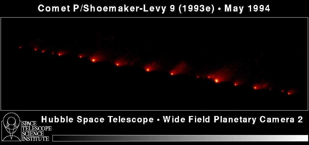 De verschillende fragmenten van Shoemaker-Levy-9 op weg om in te slaan op de planeet Jupiter. De opname is gemaakt met de Hubble Space telescope.