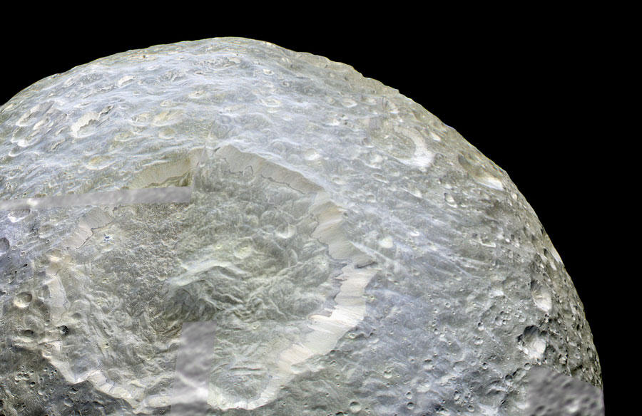 Mimas met de krater Herschel