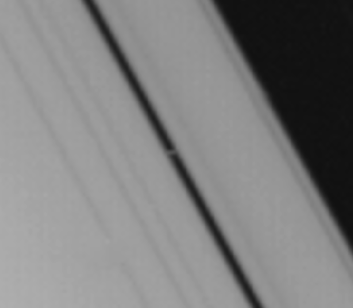 Ontdekkingsfoto van Pan. Deze maan zorgt er voor dat de scheiding van Encke geopend blijft.