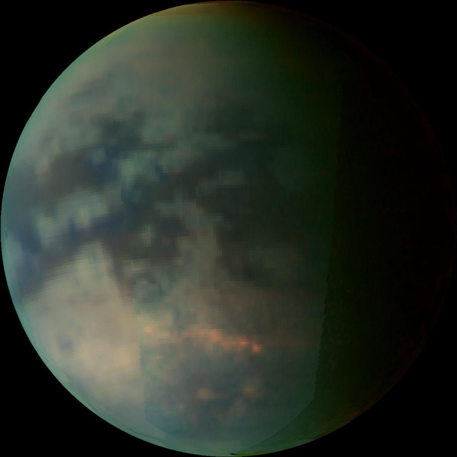 Titan, de op één na grootste maan in het zonnestelel. Opname gemaakt door de Cassini-sonde in 2006