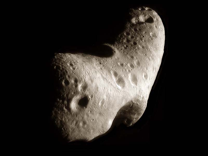 Eros, gefotografeerd door de NEAR-sonde (NASA)