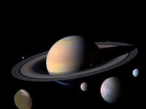 Saturnus en enkele van zijn grote manen