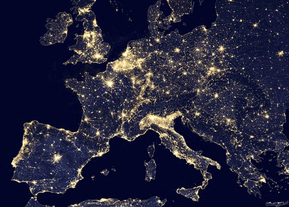 Europa bij nacht. (credit: NASA)