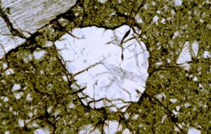Zirkoniumkristallen in gesteente van de Maan