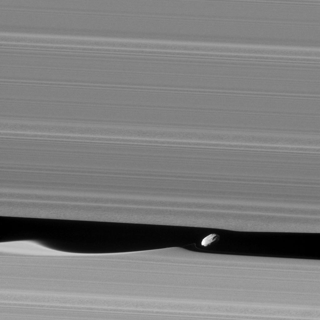 Cassini fotografeert Daphnis