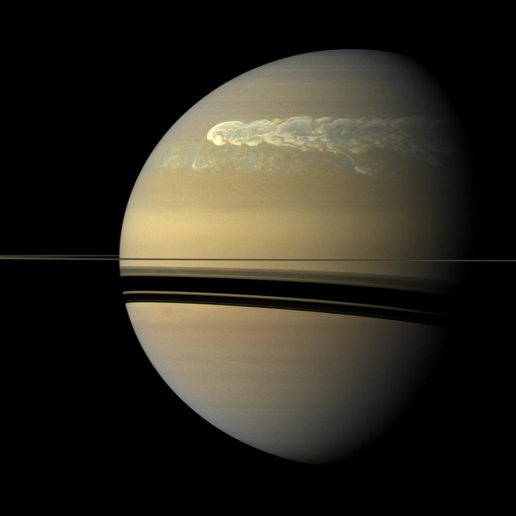 De grote witte vlek op Saturnus