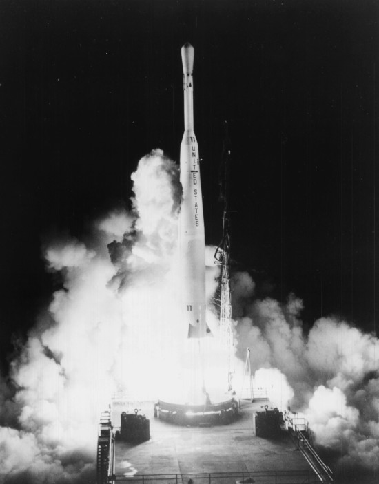 Een Thor/Delta 316 wordt op 10 juli 1962 gelanceerd vanaf cape Canaveral met aan boord de Telstar 1. Credit: NASA.