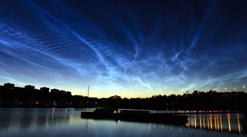 lichtende-nachtwolken-boven-stockholm