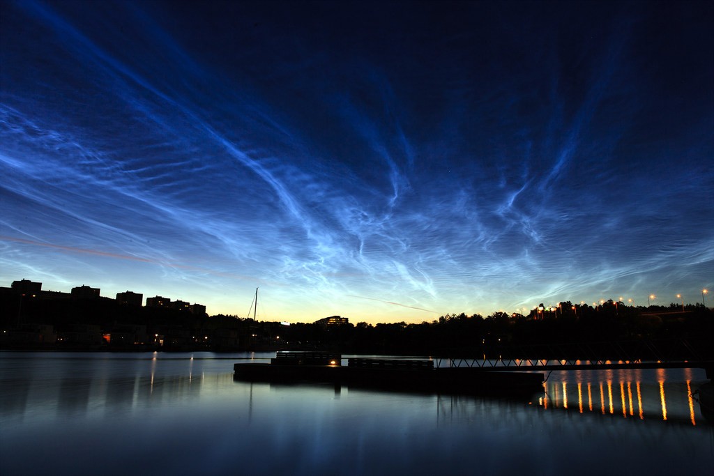 lichtende-nachtwolken-boven-stockholm