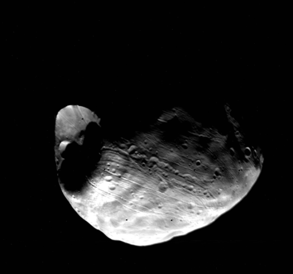 De maan Phobos met de krater Stickney, gefotografeerd in 1977 door de Viking 1