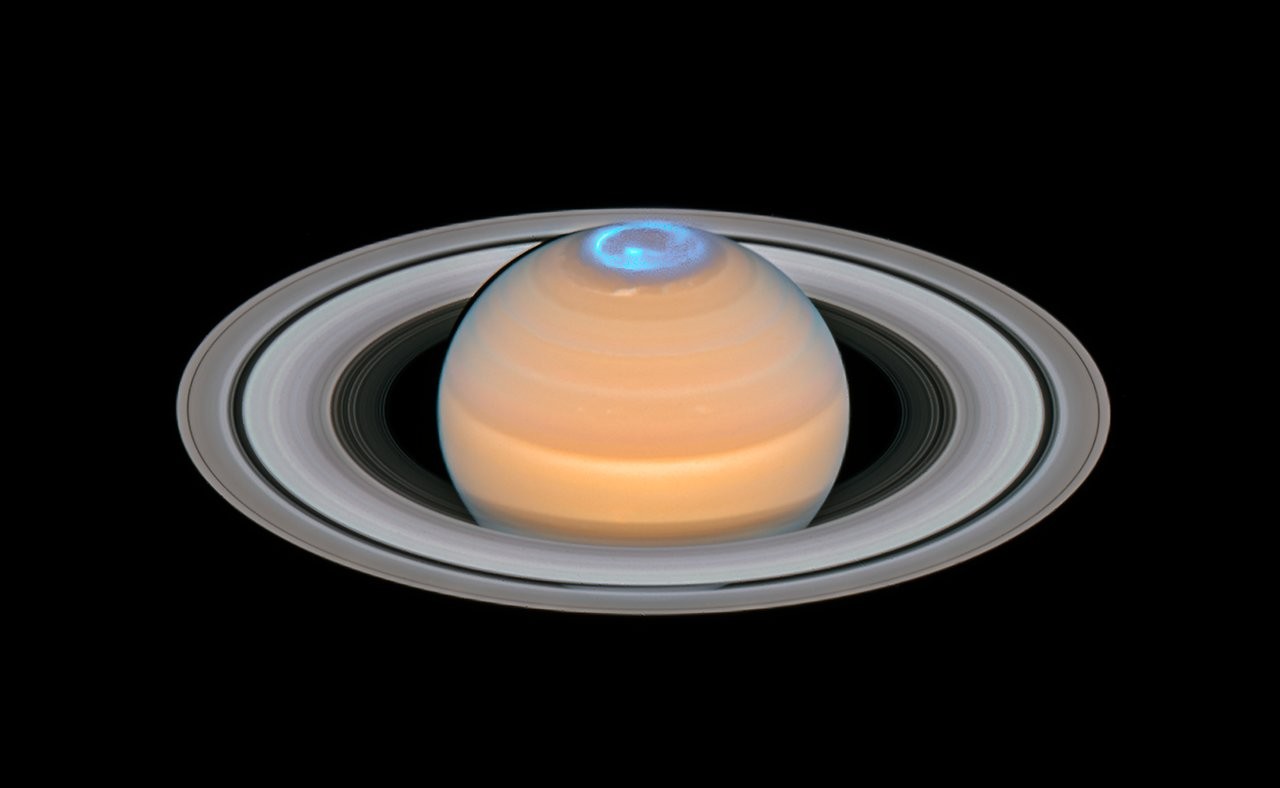 Saturnus met aurora aan de noordpool