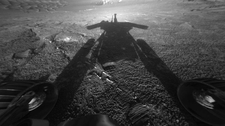 Opportunity fotografeert zijn eigen schaduw op Sol 180