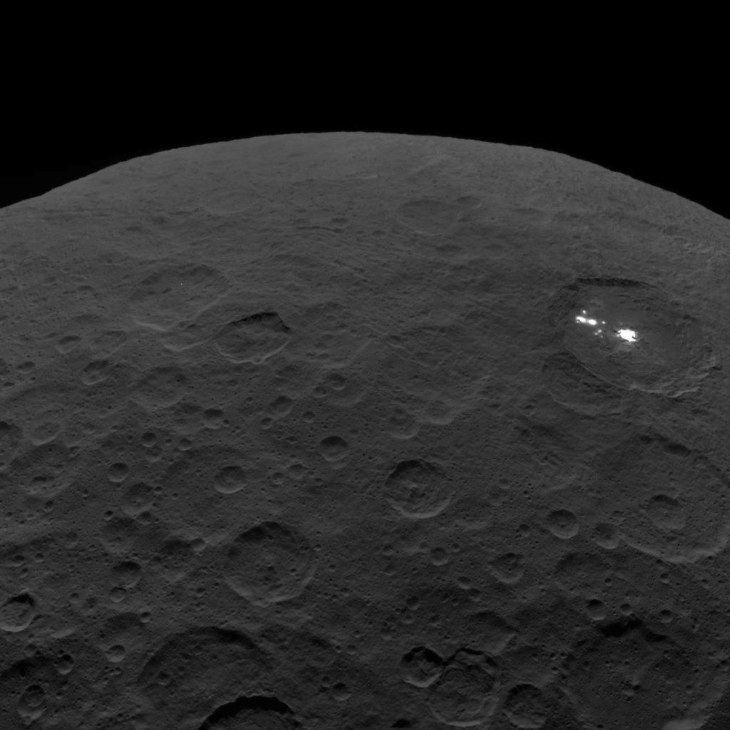 De Occator krater op Ceres, gefotgrafeerd door de ruimtesonde DAWN