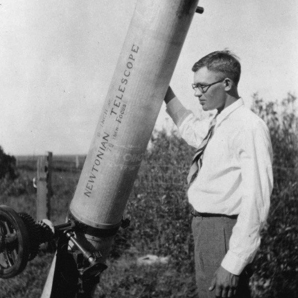 Clyde Tombaugh bij zijn telescoop