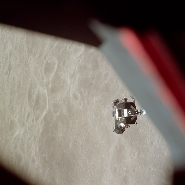 Snoopy nadert Charlie Brown tijdens de Apollo-10 missie