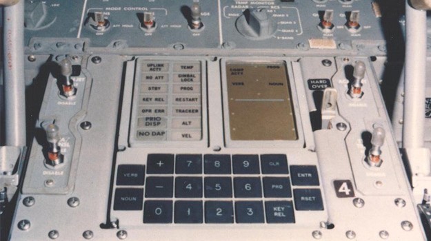 De Apollo Guidance Computer met de DSKY