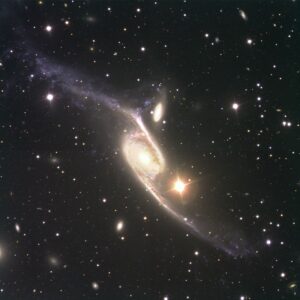 NGC 6872 en IC 4970 in Pavo