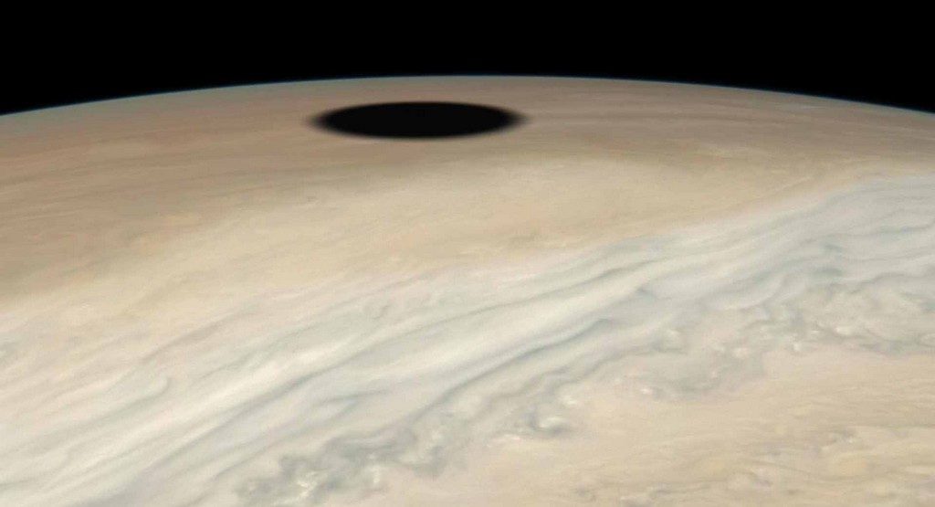 De schaduw van Io langs Jupiter's horizon