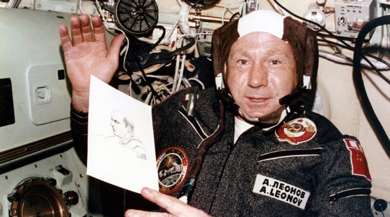 Leonov aan boord van de Apollo-Sojoez Test Project