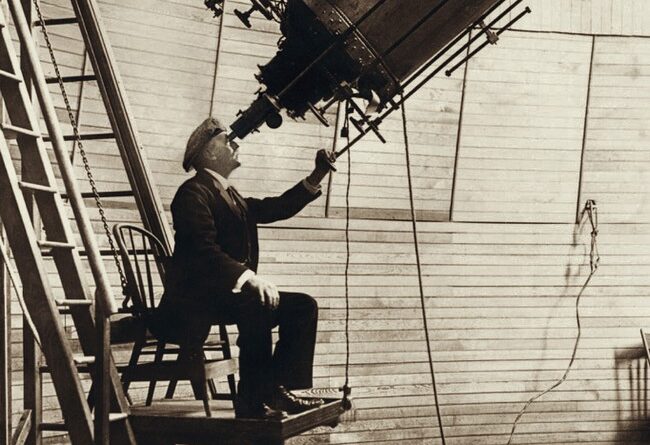 Percival Lowell bestudeert de planeet Venus