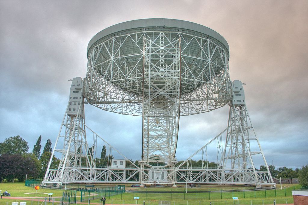 De Lovell Telescope van het Jodrell Bank Observatory uit 1957 met een diameter van 76 meter.