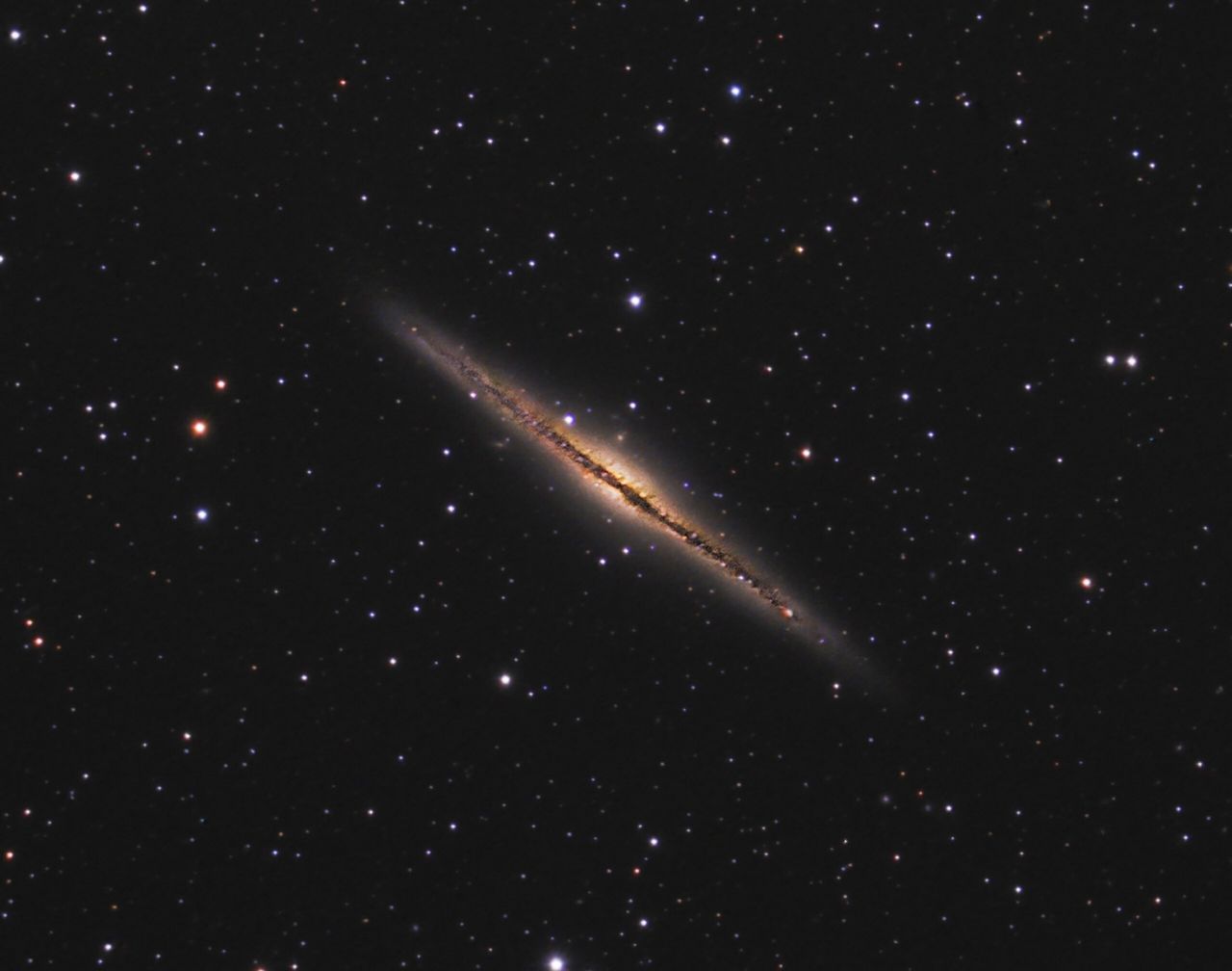 NGC 891 in het sterrenbeeld Andromeda