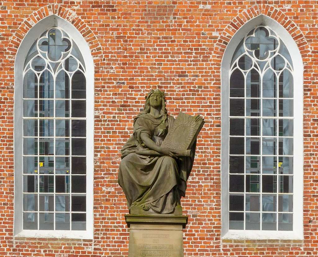 Monument ter ere van David en Johannes Fabricius in Osteel, Oost-Friesland.