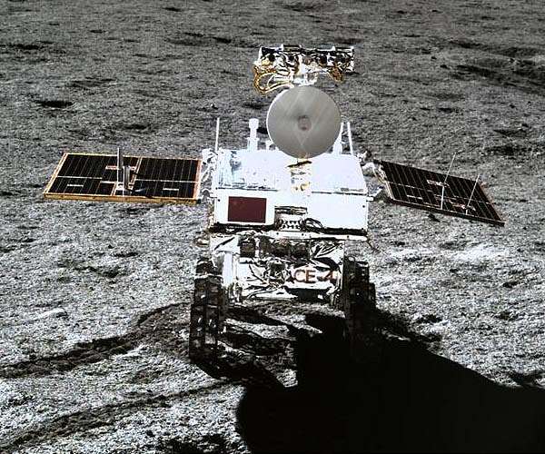 De Chinese maanrover Yutu-2 kort na het verlaten van de maanlander Chang'e-4.