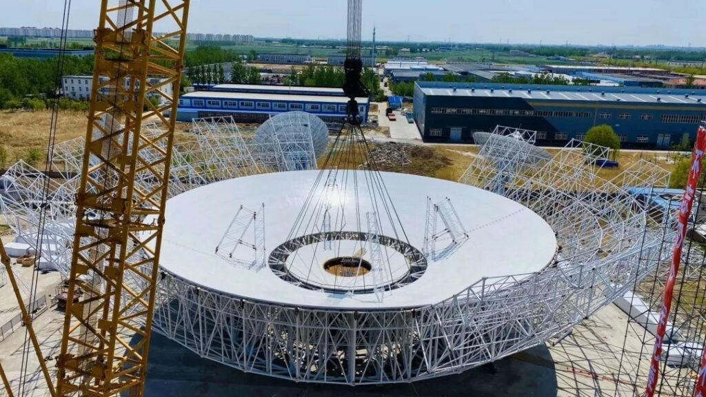 De nieuwe Chinese radiotelescoop in aanbouw