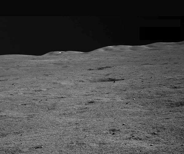 beeld van de horizon gezien door Yutu-2 en de Chang'e-4 maanlander