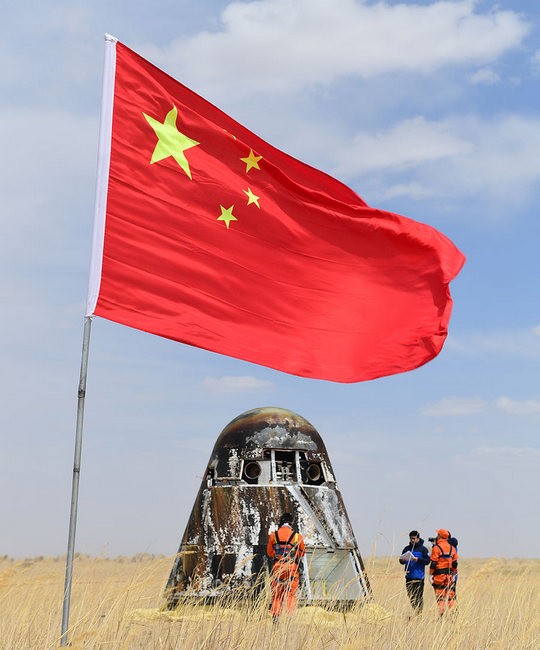 De nieuwe Chinese ruimtecapsule kort na de landing in Binnen-Mongolië