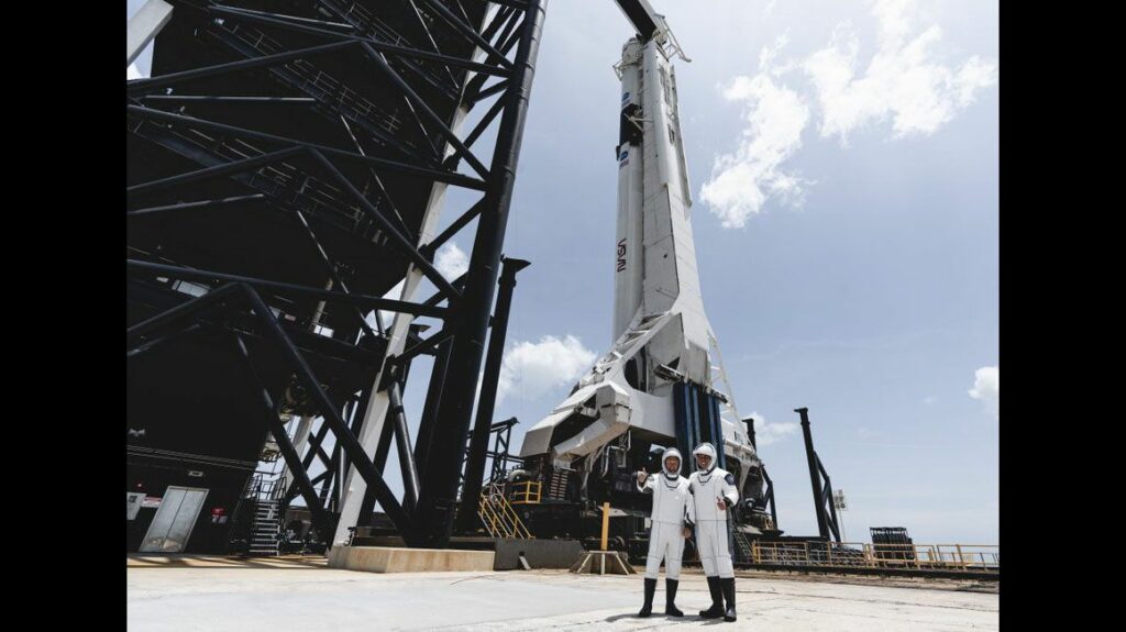 Behnken en Hurley bij hun Falcon 9 raket