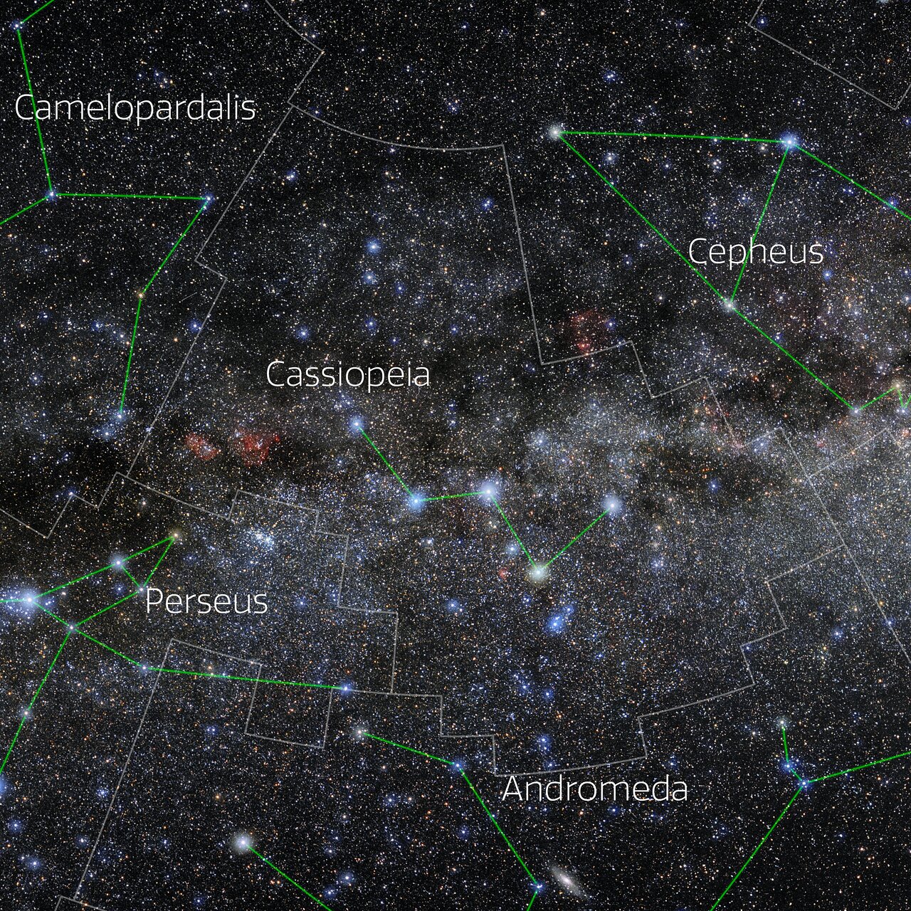 Foto van het sterrenbeeld Cassiopeia met annotaties van de IAU en Sky & Telescope.