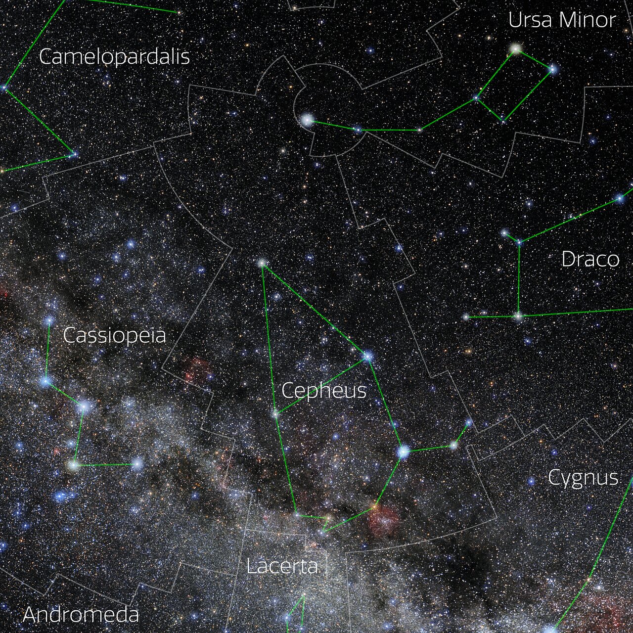 Foto van het sterrenbeeld Cepheus met annotaties van de IAU en Sky & Telescope.