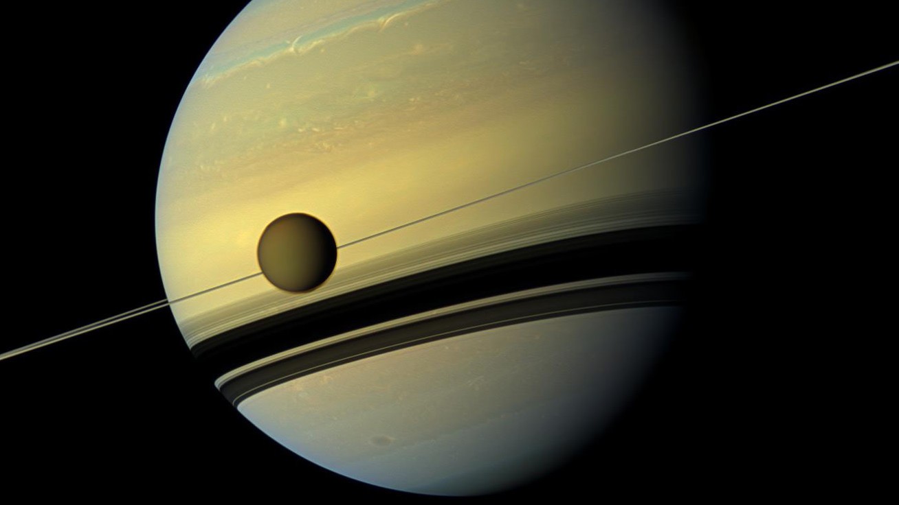 Titan in een baan om Saturnus