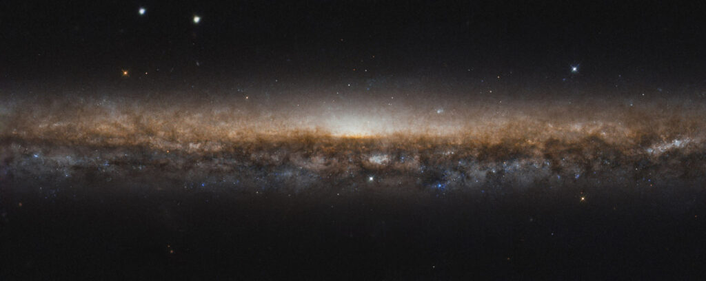 NGC 5907 gefotografeerd door de Hubble Space Telescope