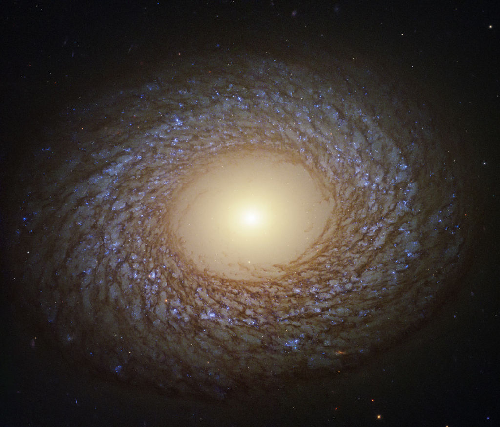 NGC 2775 gefotografeerd door de Hubble Space Telescope