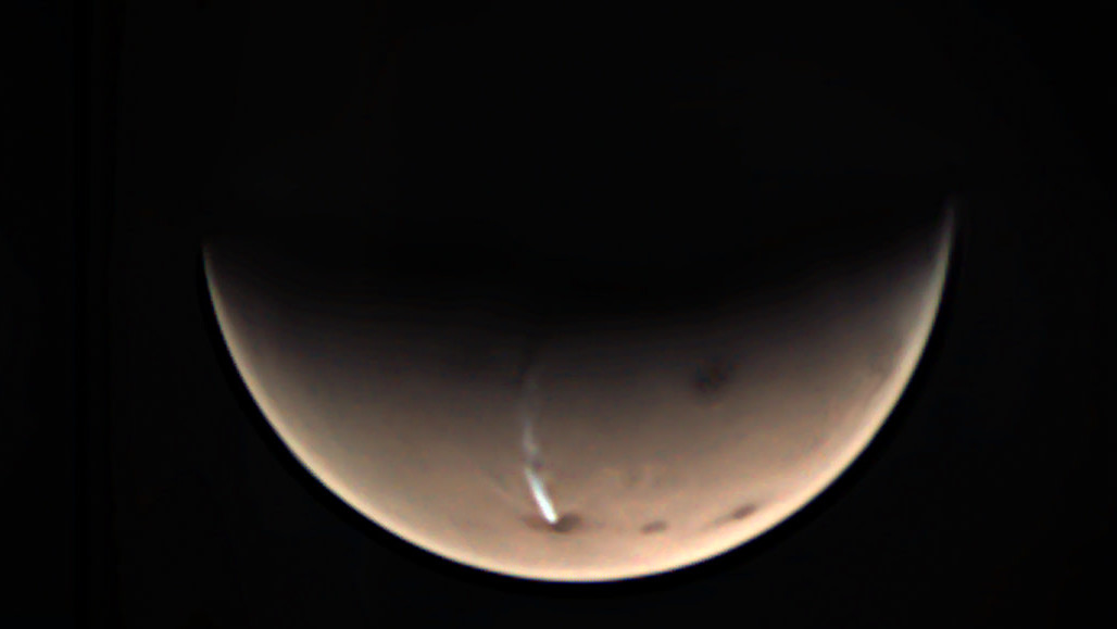 langegerekte wolk boven Arsia Mons op Mars